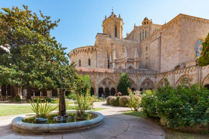 A wide angle view of the gardens of Tarragona Cathedral