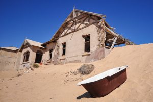 The teachers house in Kolmanskop with its bath
